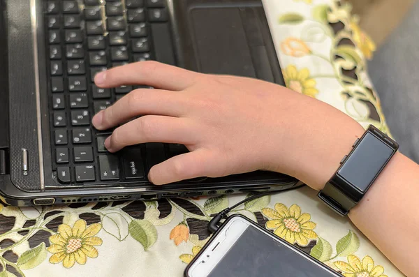 Mãos Menino Deitado Teclado Computador Mouse — Fotografia de Stock