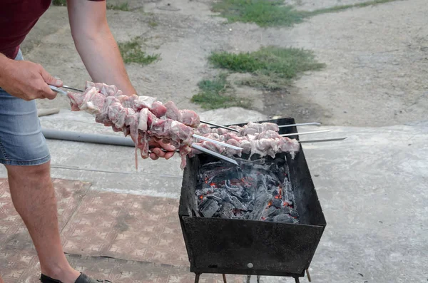 Homem Roupas Vermelhas Calções Azuis Prepara Espetos Carne Grelha — Fotografia de Stock