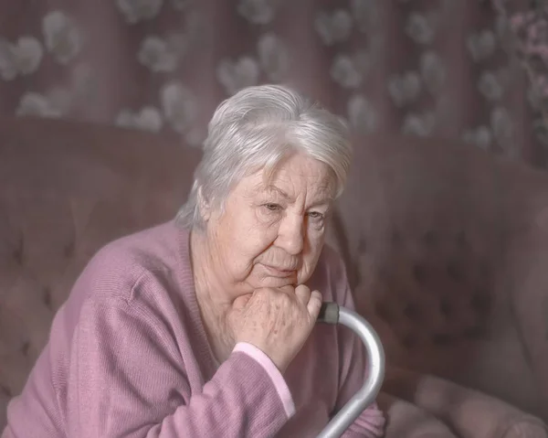 Solitario Anziana Donna Siede Solo — Foto Stock