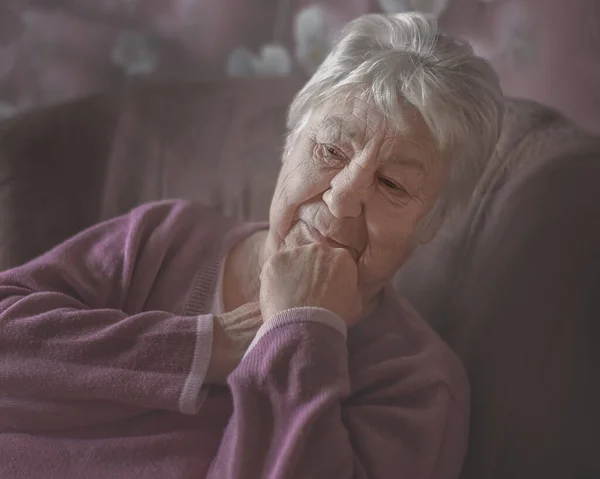 Solitario Anziana Donna Siede Solo — Foto Stock