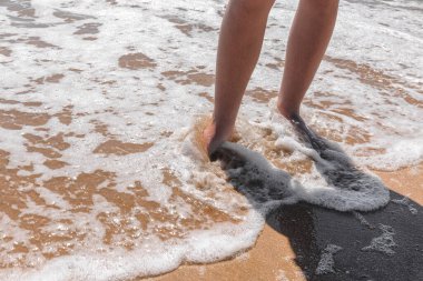 Dışarıda özgürce çıplak ayakla yürümenin tadını çıkar..