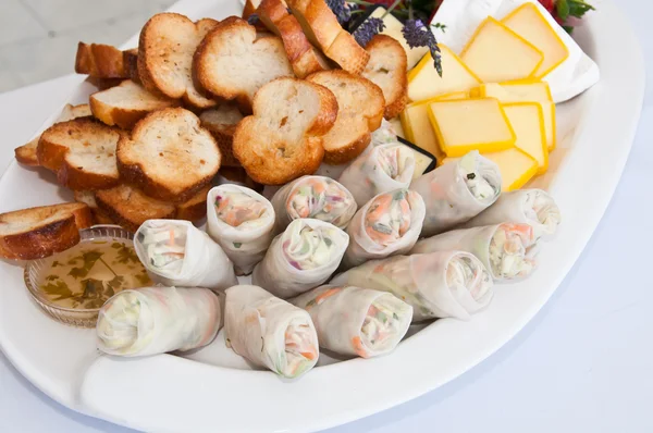 Springrolls, pan y quesos — Foto de Stock