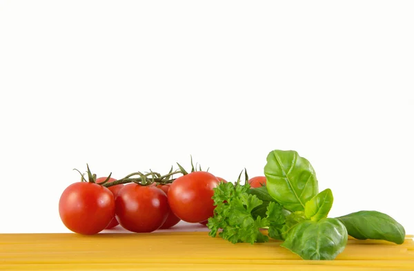 Espaguetis de pasta con tomates fondo de la comida italiana —  Fotos de Stock