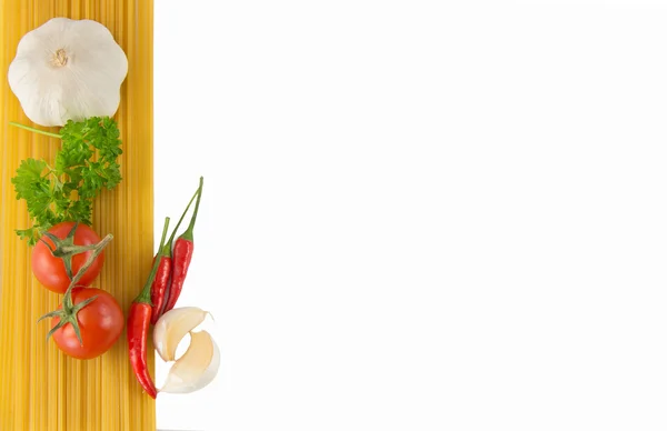 Tészta spagetti paradicsom olasz élelmiszer-háttér Jogdíjmentes Stock Fotók