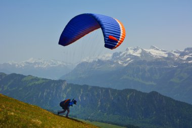 Yamaçparaşütü alps İsviçre yaz