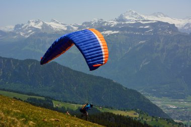 Alplerdeki paraglider 