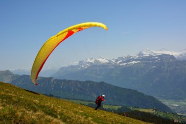 Yamaçparaşütü alps İsviçre yaz