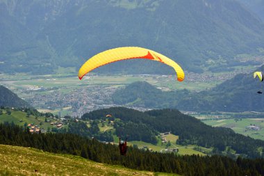Yamaçparaşütü alps İsviçre yaz