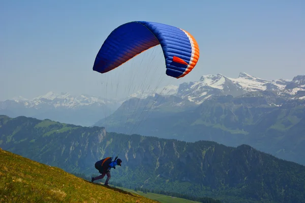 Parapente nos Alpes Suíça no verão — Fotografia de Stock