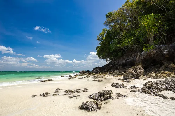 Playa tropical en la isla de la bañera — Foto de Stock