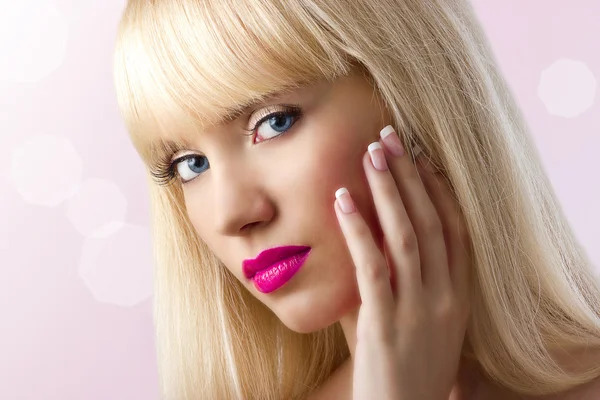 핑크 입술으로 젊은 아름 다운 금발 여자의 초상화 — 스톡 사진