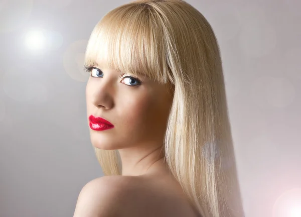 Portret van jonge mooie blonde vrouw met rode lippen — Stockfoto