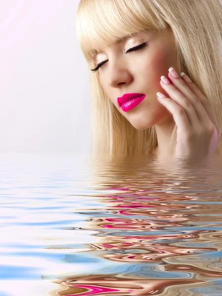 Portret van jonge mooie blonde vrouw met roze lippen — Stockfoto