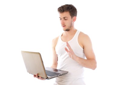 laptop beyaz arka plan üzerinde tutan genç işadamı