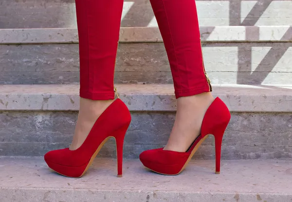 Chaussures rouges à l'extérieur — Photo