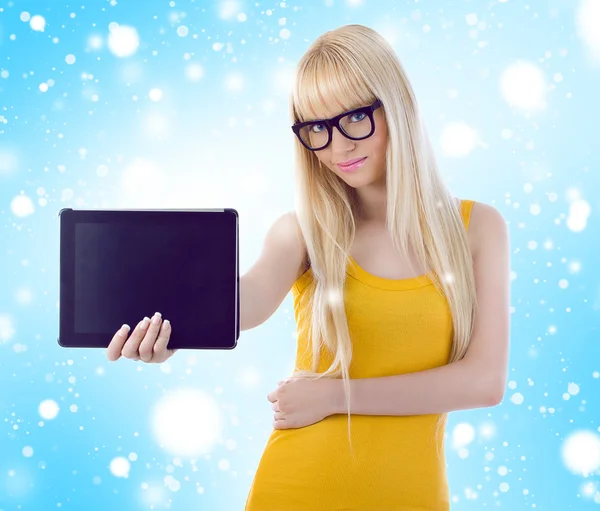 Mujer mostrando la pantalla de la tableta sonriendo usando gafas. Sn — Foto de Stock