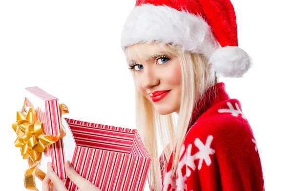 Vacker blond kvinna i röd mössa med öppnade presentförpackning — Stockfoto