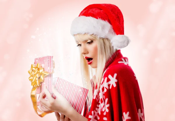 Söt blond ung kvinna i röd mössa med öppnade presentförpackning — Stockfoto