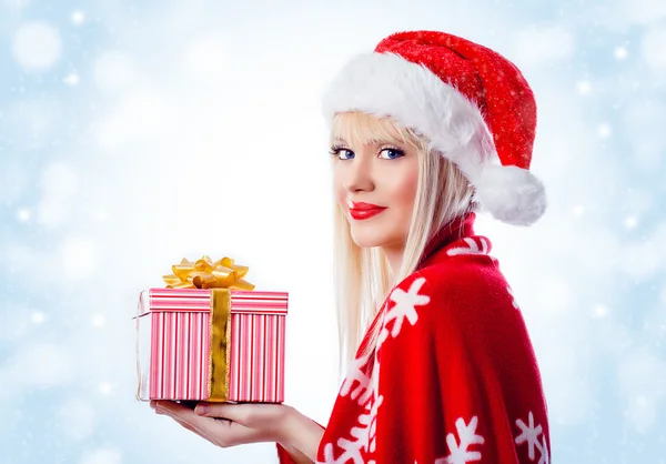 Pretty woman with christmas gift in red hat — Stock Photo, Image