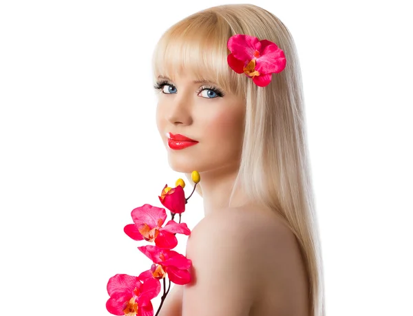 Hübsches blondes Mädchen mit roten Orchideenblüten auf weißem Hintergrund — Stockfoto