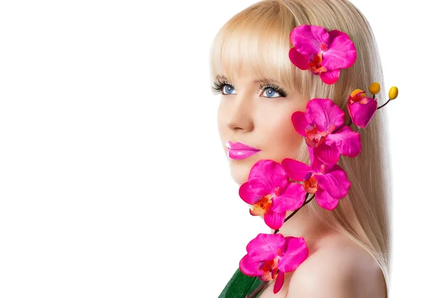Menina loira bonita com flores de orquídea — Fotografia de Stock