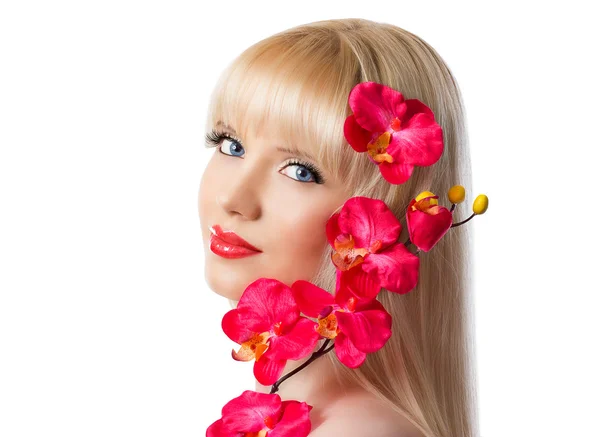 Bella ragazza bionda con fiori di orchidea rossa — Foto Stock