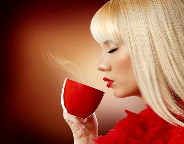 Beautiful blonde woman drinking coffee — Stock Photo, Image