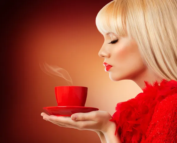 Schöne blonde Frau mit Kaffee Stockbild