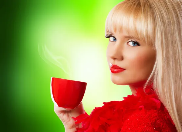 Красивая блондинка с кофе или чаем — стоковое фото