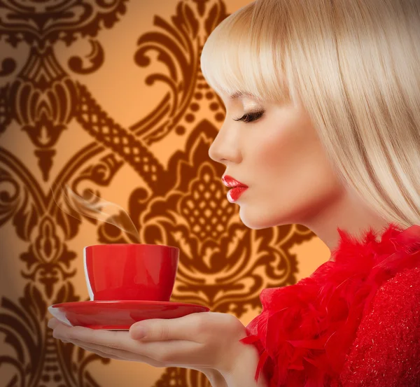 Belle femme blonde avec du café — Photo