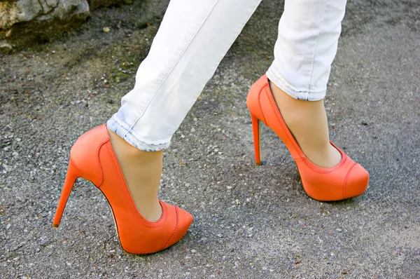 Chaussures orange à l'extérieur — Photo