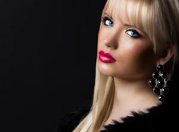 Porträtt av vacker blond kvinna med perfekt makeup Stockbild