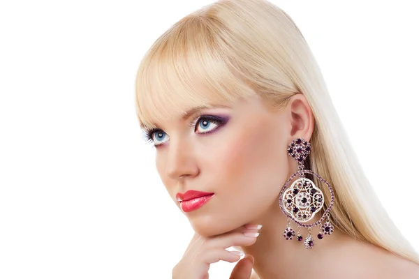 Piękna Młoda blondynka z fioletowy makijaż — Zdjęcie stockowe