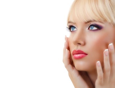 güzel bir genç kadın manikür ve Mor makyaj ile