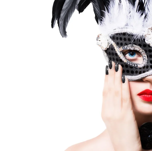 Bella ragazza in maschera di carnevale nero con manicure — Foto Stock