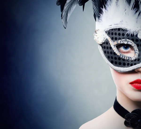 Красивая девушка в черной карнавальной маске — стоковое фото