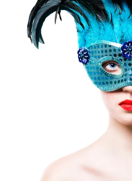 Güzel bir genç kadın mavi karnaval maskesi — Stok fotoğraf