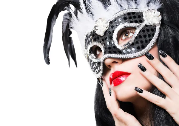 Bella donna in maschera carnevale nero con manicure — Foto Stock