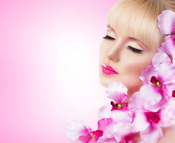 Mooi meisje met bloemen en perfecte make-up — Stockfoto