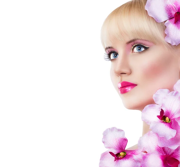 Giovane ragazza con fiori e trucco perfetto — Foto Stock