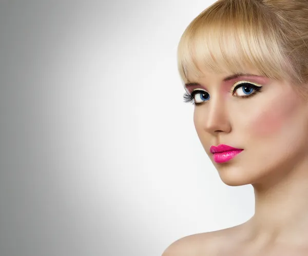 Menina loira bonita com maquiagem — Fotografia de Stock