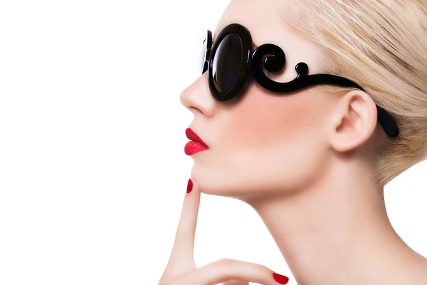 Schöne blonde Mädchen in Sonnenbrille mit roten Lippen auf weißem Rücken Stockfoto