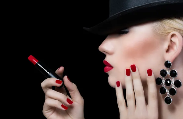 Bella giovane donna con labbra rosse e manicure — Foto Stock