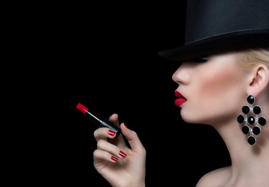 güzel sarışın kadın sigara ve kırmızı dudaklar