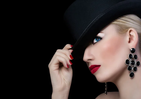 Menina bonita em chapéu preto com batom vermelho — Fotografia de Stock