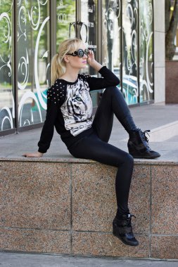 Kazak kaplan baskı ile güzel sarışın kız