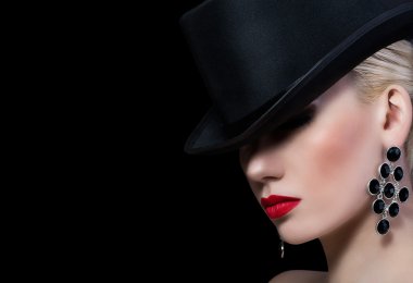 güzel sarışın kız kırmızı dudaklar