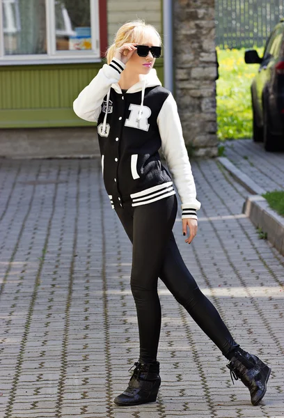 Beautiful blonde girl walking on the street — Stock Photo, Image