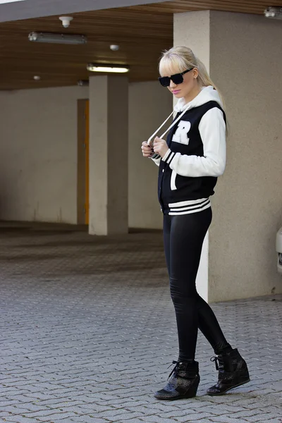 Beautiful blonde young woman walking on the street — Stock Photo, Image