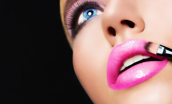 Mooi meisje met perfecte roze lippen — Stockfoto